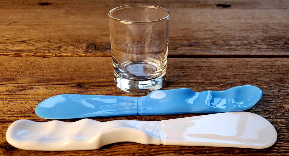 (1) Plastic Scraper for Scooping Softened Wax